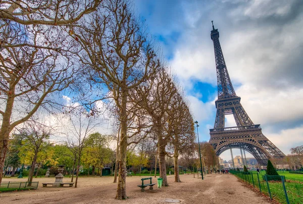 Az Eiffel-torony, a Champs de Mars télen - Franciaország — Stock Fotó