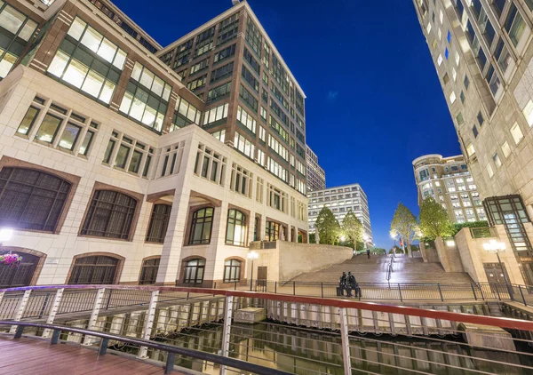 Edificios de Canary Wharf por la noche en Londres. Vista desde el brillo —  Fotos de Stock