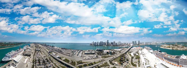 Panoramaaufnahme von miami port und skyline, florida - usa — Stockfoto