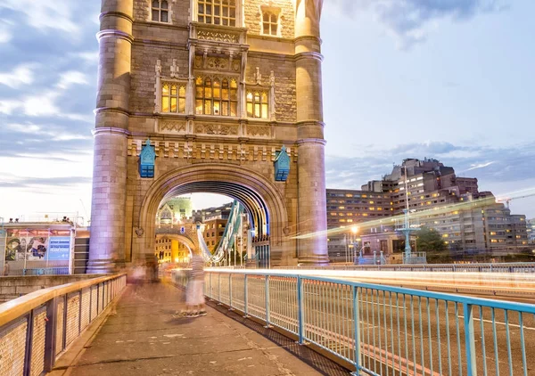 Londýn - červen 2015: Turisté a provoz na Tower Bridge na blízko — Stock fotografie