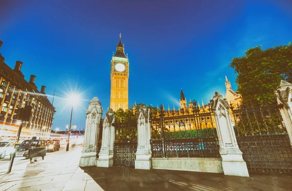 LONDRES - 29 de junio de 2015: Tráfico nocturno a lo largo del Palacio de Westminster . — Foto de Stock