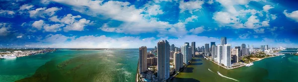 Letecké panorama Miami a Brickell klíč, Florida — Stock fotografie