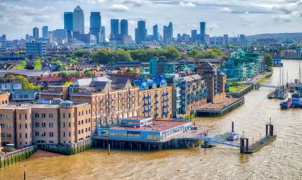 London, Großbritannien. Stadtsilhouette entlang der Themse — Stockfoto