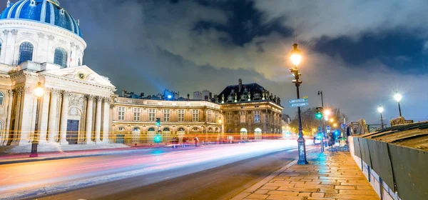 Paris, Fransa - Aralık 2012: trafik lambası yollar şehir Viyadükler üzerinde — Stok fotoğraf