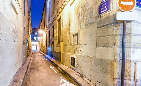 Calle estrecha clásica de París por la noche, Francia —  Fotos de Stock