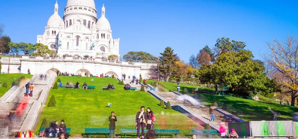 PARIS, FRANÇA - DEZEMBRO 2012: Turistas visitam o Coração Sagrado Cathe — Fotografia de Stock