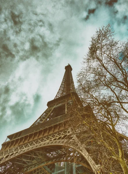 Skyward view of Eiffel Tower on a cloudy winter day - France — Stock Photo, Image