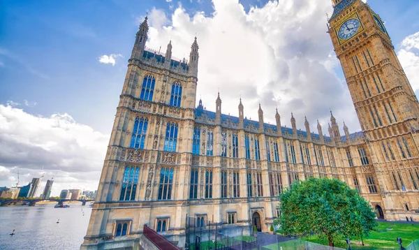 Westminsterský palác jako vidět fron úroveň ulice, Londýn — Stock fotografie