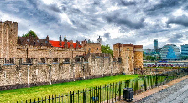 De Tower of London op een bewolkte dag, Verenigd Koninkrijk — Stockfoto