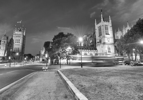 LONDRES - JUIN 2015 : Trafic nocturne le long de l'abbaye de Westminster et de Pa — Photo