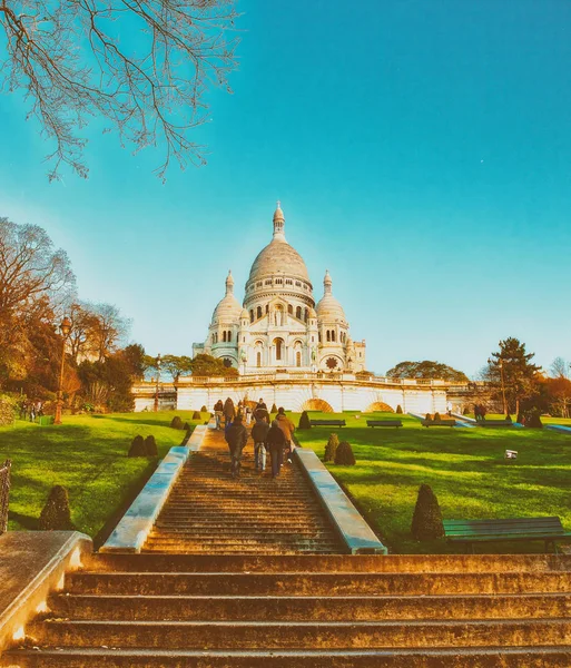 PARÍS, FRANCIA - DICIEMBRE DE 2012: Los turistas visitan el Sagrado Corazón Cathe —  Fotos de Stock