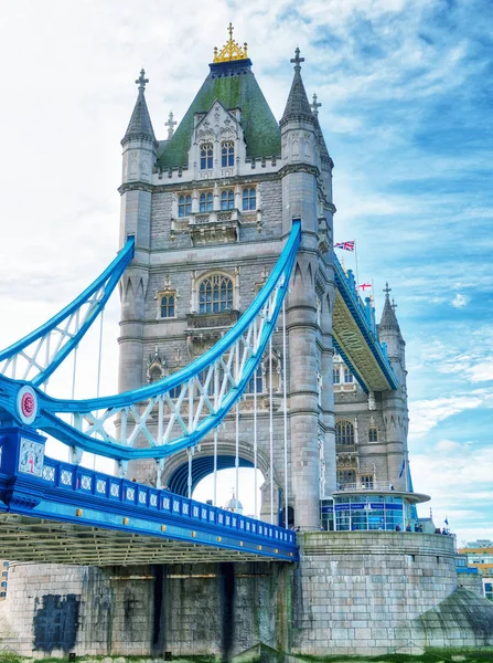 Tower Bridge w pochmurny dzień, Londyn — Zdjęcie stockowe