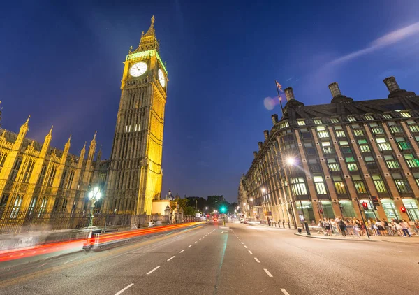 Palais de Westminster et Big Ben la nuit depuis le pont de Westminster — Photo