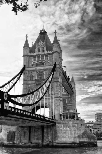 A ponte da torre em um dia nublado, Londres — Fotografia de Stock