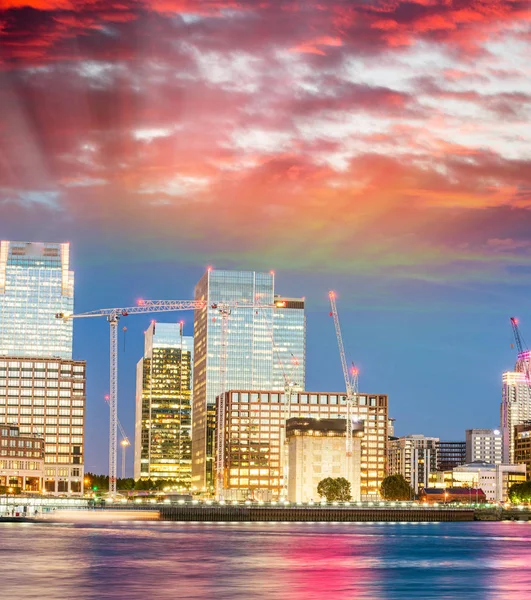 Solnedgången i Canary Wharf, London - Storbritannien — Stockfoto