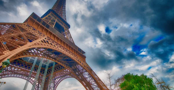 Blick auf den Eiffelturm an einem bewölkten Wintertag - Frankreich — Stockfoto