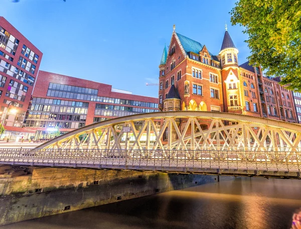 Brücke und historische Gebäude Hamburgs bei Nacht, Deutschland — Stockfoto