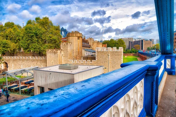 Tower of London, widziany z mostu Tower Bridge — Zdjęcie stockowe