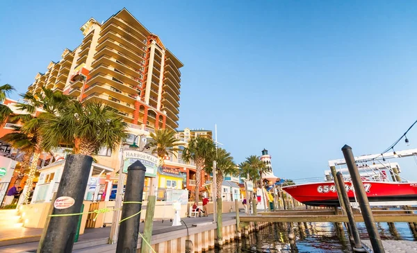 Destin, Fl - 13 februari 2016: Harborwalk Marina med turister — Stockfoto