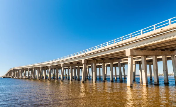 Lange brug over ondiepe wateren — Stockfoto