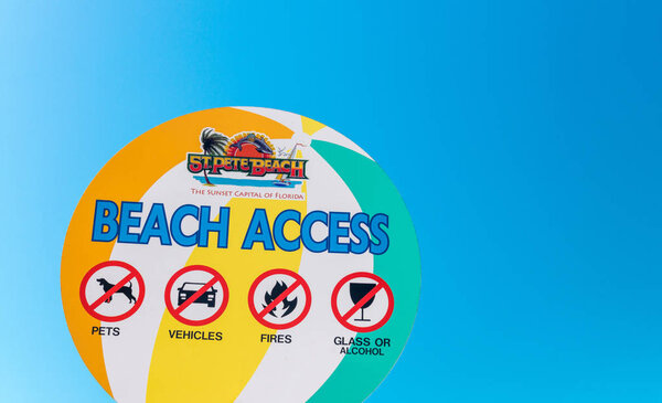 ST PETERSBURG, FL - 5 ФЕВРАЛЯ 2016: Знак доступа к пляжу. Святой Пит
