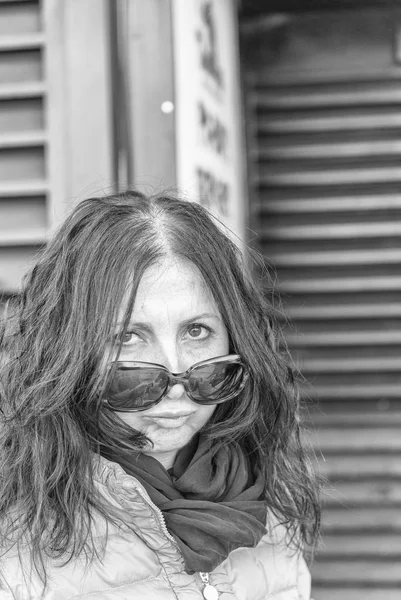 Grimas av kvinna i 40-årsåldern med solglasögon — Stockfoto