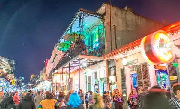 New Orleans - 2016. február 9.: A helyiek és a turisták mentén város s — Stock Fotó