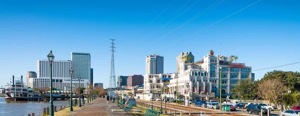 Nova Orleães skyline em um belo dia do rio Mississippi — Fotografia de Stock