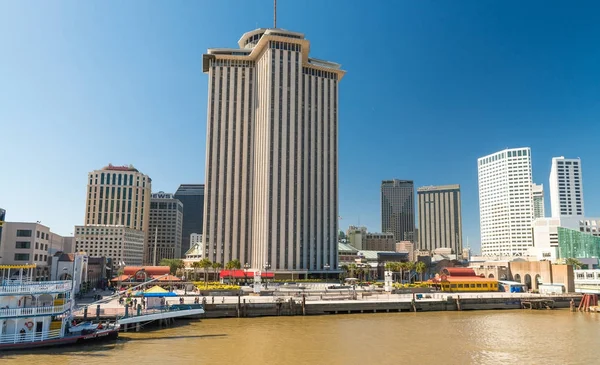 NUEVOS ORLEANES - 11 DE FEBRERO DE 2016: El horizonte de Nueva Orleans en una belleza — Foto de Stock