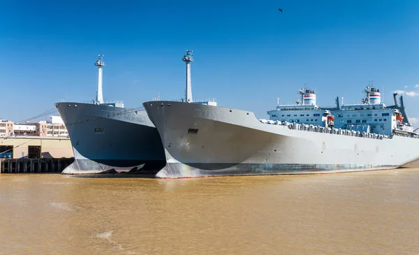 Giant ships on Mississippi river, New Orleans — Stock Photo, Image