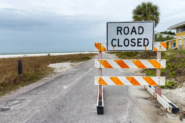 Дорога закрыта знак с плохой погодой — стоковое фото
