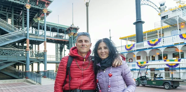 Casal na década de 40 curtindo Mardi Gras em Nova Orleans — Fotografia de Stock