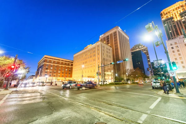 New orlean, la - januar 2016: Stadtverkehr in der Nacht. die Stadt — Stockfoto