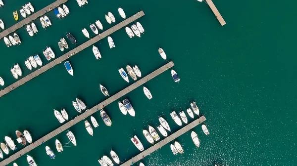 Porto com barcos atracados — Fotografia de Stock