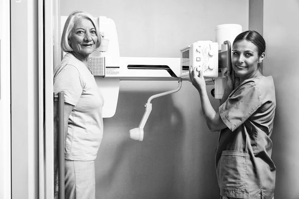 Female doctor with elderly woman in hospital — Stock Photo, Image