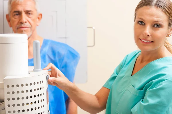 Женщина-врач с мужчиной в больнице — стоковое фото