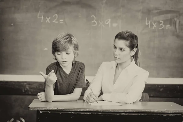 Female teacher in 40s teaching at elementary school — Stock Photo, Image