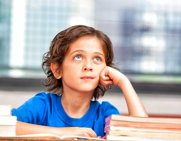 Pensando en el colegial de primaria — Foto de Stock