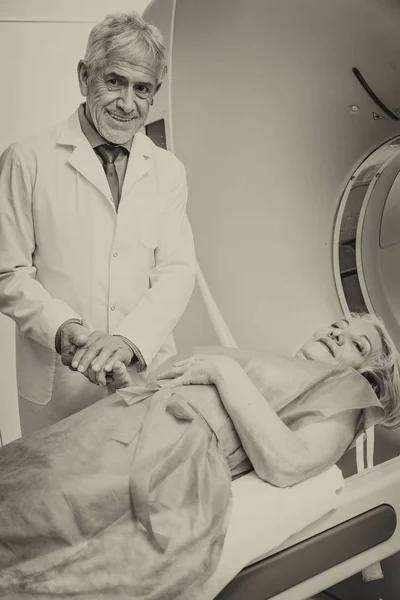 Female doctor examining patient at mri machine — Stock Photo, Image