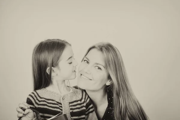 Frau mit Tochter feiert Weihnachten zu Hause — Stockfoto