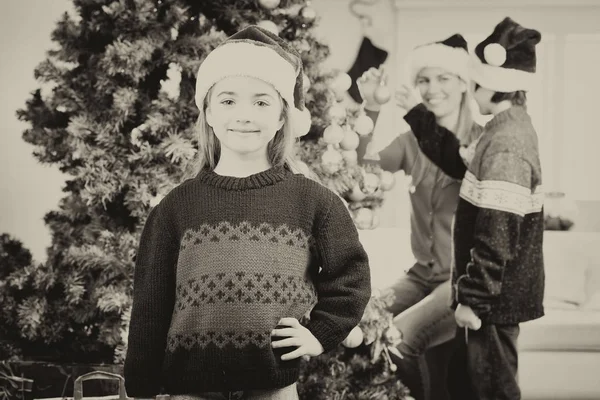 Moeder met kinderen vieren Kerstmis thuis — Stockfoto