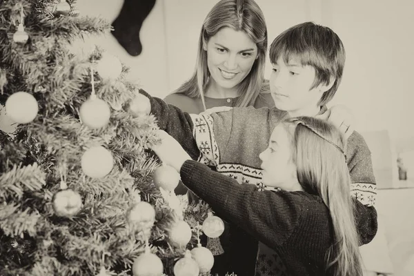 Mutter mit Kindern feiert Weihnachten zu Hause — Stockfoto