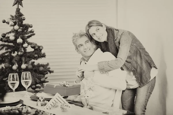 Couple at home celebrating Christmas — Stock Photo, Image