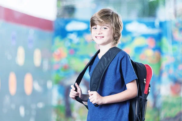 Junge in der Grundschule — Stockfoto