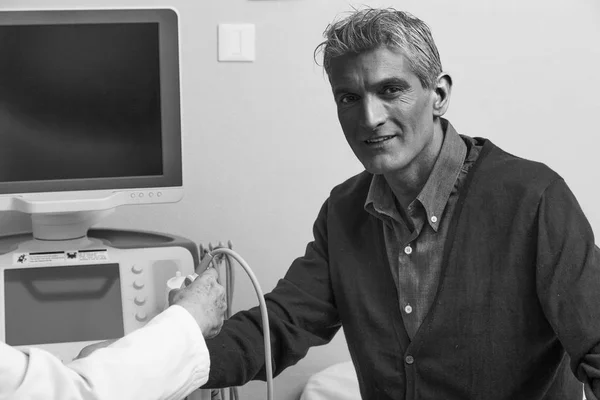 Paciente submetido a exame médico no hospital — Fotografia de Stock