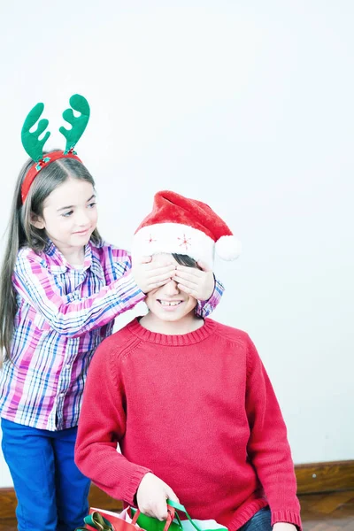 Broer en zus thuis het vieren van Kerstmis — Stockfoto