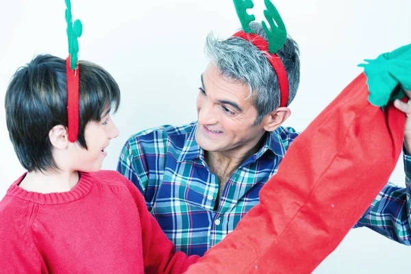 Vater und Sohn feiern Weihnachten — Stockfoto