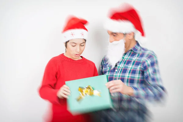 Vater und Sohn feiern Weihnachten — Stockfoto
