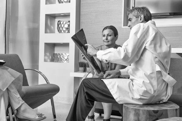 Male doctor showing x-ray scan test to patient in hospital — Stock Photo, Image