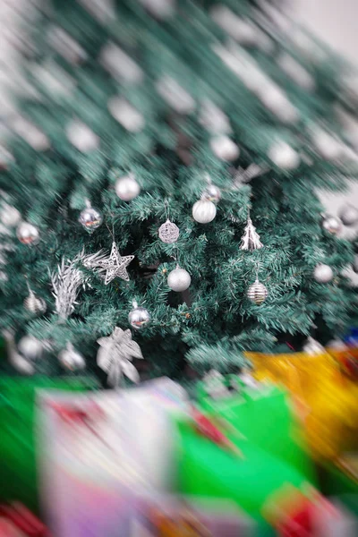 Kerstcadeaus en fir tree — Stockfoto